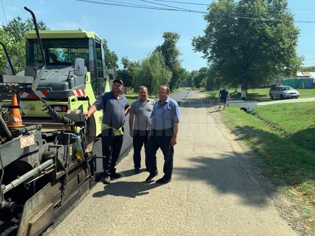 Flutur a inspectat lucrările de asfaltare a drumului de la Volovăț la Burla