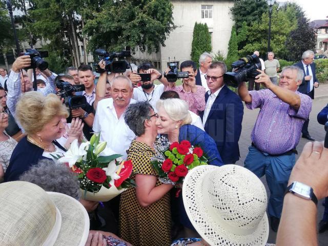 Aplauze, lacrimi și flori pentru premierul Viorica Dăncilă, la Fălticeni
