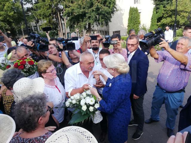 Aplauze, lacrimi și flori pentru premierul Viorica Dăncilă, la Fălticeni