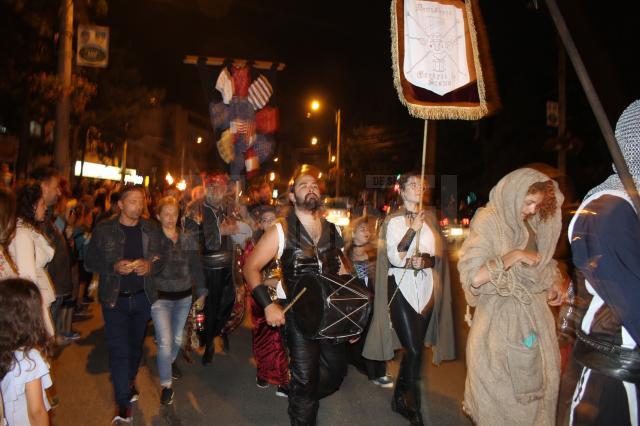 Cea mai mare paradă medievală din România, care a avut loc joi seara, pe străzile municipiului Suceava, a atras un număr record de spectatori 3