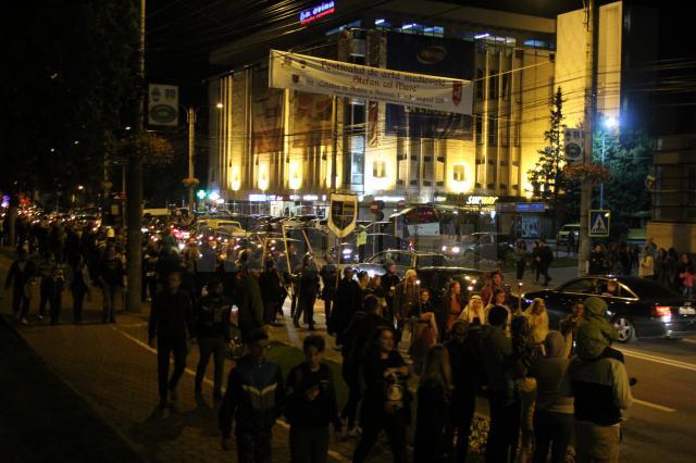 Cea mai mare paradă medievală din România, care a avut loc joi seara, pe străzile municipiului Suceava, a atras un număr record de spectatori 4