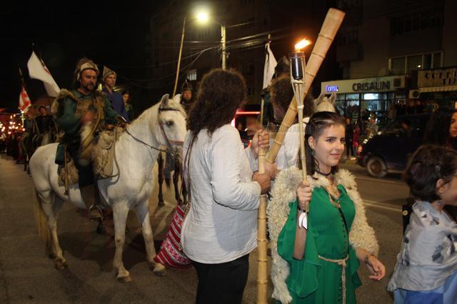 Cea mai mare paradă cu făclii din România a dat startul Festivalului de Artă Medievală „Ștefan cel Mare" Suceava
