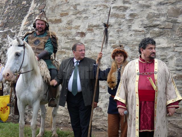 Emil Ursu, organizatorul Festivalului Medieval de la Suceava, împreună cu președintele CJ, Gheorghe Flutur