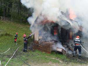 Pompierii au găsit un incendiu deja generalizat la casă