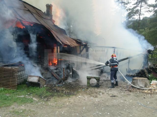 Pompierii au găsit un incendiu deja generalizat la casă