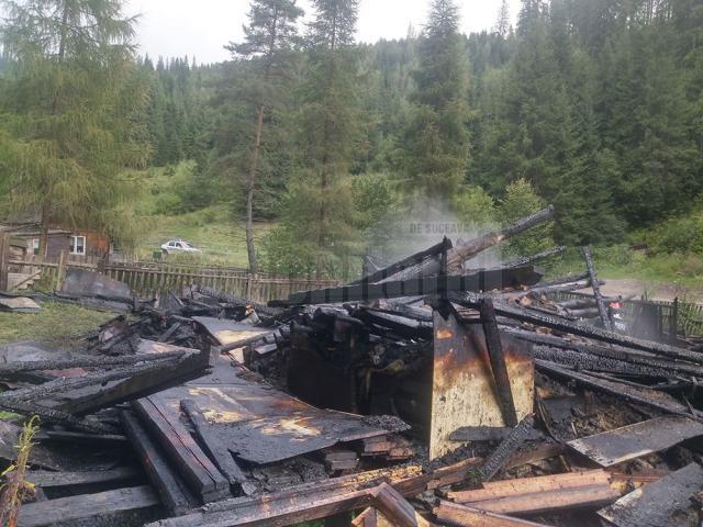 Incendiu puternic la o casă aflată în pădure, la Iacobeni