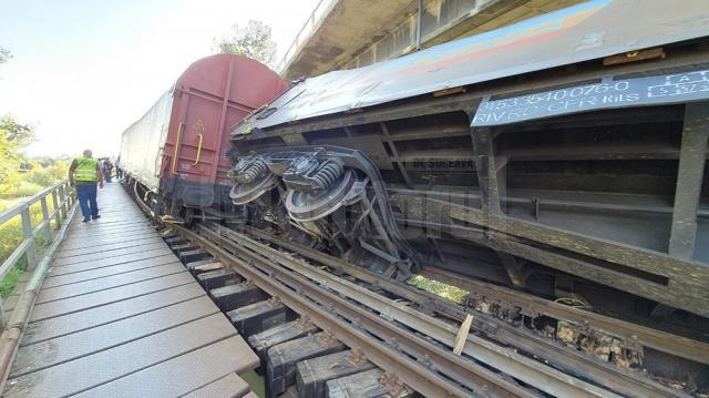 Trenul de marfă deraiat pe podul CFR de la Dorneşti
