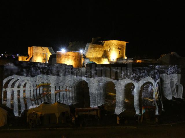 Scene de luptă, dragoni și bourul Moldovei, proiectate pe zidurile Cetății Sucevei