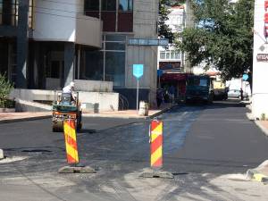 Strada Meseriașilor, recent asfaltată, devine cu sens unic de luna viitoare