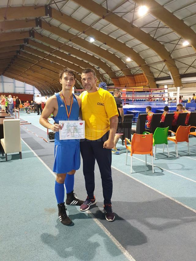 Laurențiu Ungureanu, medaliat cu argint la Naţionalele de tineret, alături de antrenorul Andu Vornicu