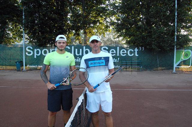 Emilian Petruneac, în stânga imaginii, a fost pus în postura de a-l elimina din competiție pe tatăl său