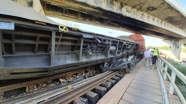 Trenul de marfă deraiat pe podul CFR de la Dorneşti