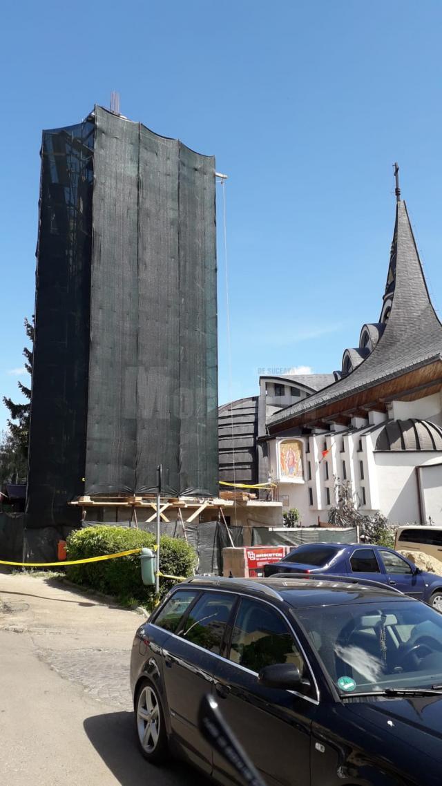 O cruce înaltă de 3,5 metri va fi sfințită și montată vineri pe Turnul Unirii, lângă Biserica „Naşterea Maicii Domnului” de lângă Palatul de Justiţie