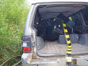 Ţigări de contrabandă de peste 30.000 de euro şi un autoturism de teren, capturate de poliţiştii de frontieră