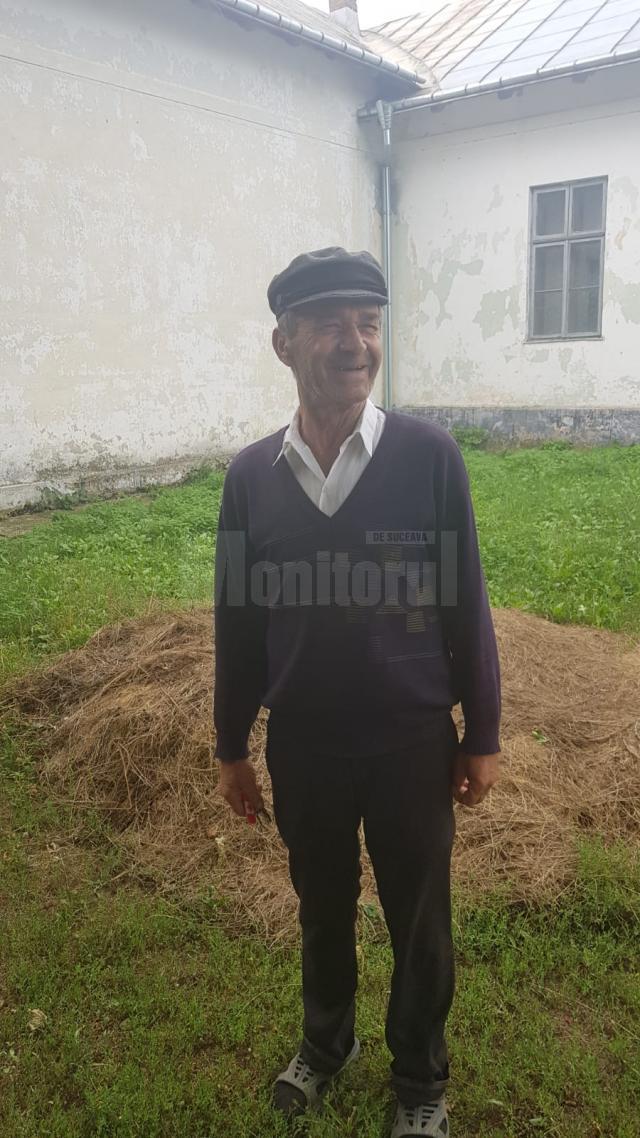 Nea’ Petrică este pensionar, însă are grijă de clădirea Școlii Primare din Slobozia Sucevei