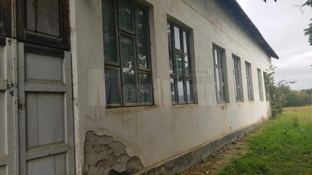 Soarta tristă a şcolilor din satele mici. La Slobozia Sucevei au mai rămas o mână de elevi într-o şcoală scorojită, din anii ‘20