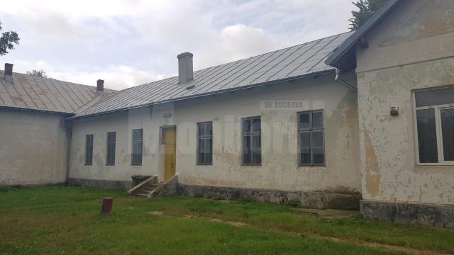 Soarta tristă a şcolilor din satele mici. La Slobozia Sucevei au mai rămas o mână de elevi într-o şcoală scorojită, din anii ‘20