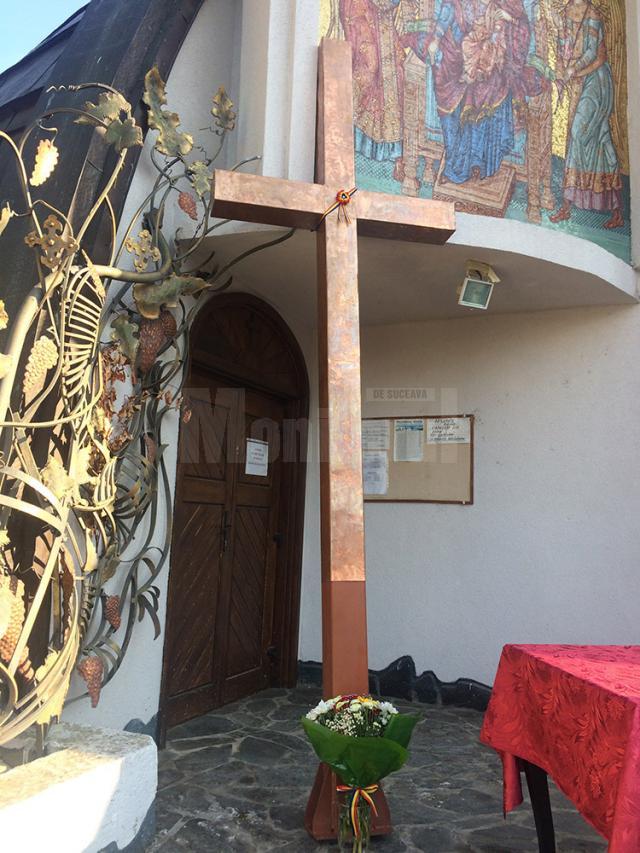 A fost sfințită crucea înaltă de 3,5 metri care va fi montată pe Turnul Unirii, lângă Biserica „Naşterea Maicii Domnului”