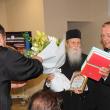 Diploma de recunoştinţă și volumele Enciclopediei Bucovinei, oferite Înaltpreasfinției Sale Pimen de către preşedintele Gheorghe Flutur