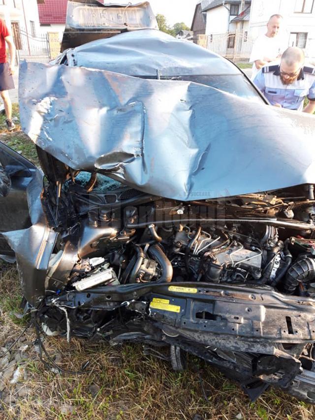 Cei doi tineri au avut nevoie de îngrijiri medicale, iar autoturismul a fost distrus
