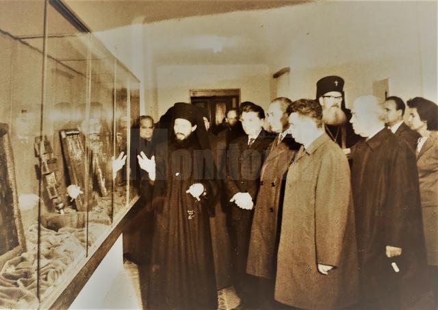 Ghidul Mănăstirii Putna, părintele Pimen, oferind explicaţii lui Nicolae Ceauşescu în muzeul mănăstirii