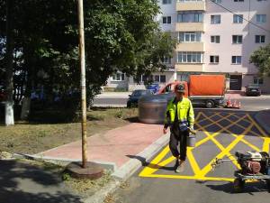 Marcaje rutiere de staționare interzisă în dreptul platformelor îngropate de depozitare a deșeurilor menajere
