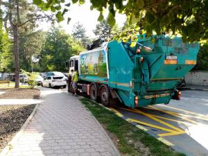 Marcaje rutiere de staționare interzisă în dreptul platformelor îngropate de depozitare a deșeurilor menajere 2