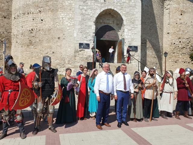La deschiderea Festivalului de Arta Medievala din Soroca, primarul Ion Lungu a transmis salutul Cetății de Scaun a Sucevei