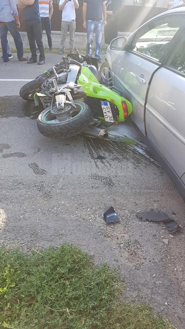 La Arbore, un bărbat a intrat cu o motocicletă Kawasaki într-un autoturism al cărui şofer a ieşit de pe un drum secundar fără a acorda prioritate