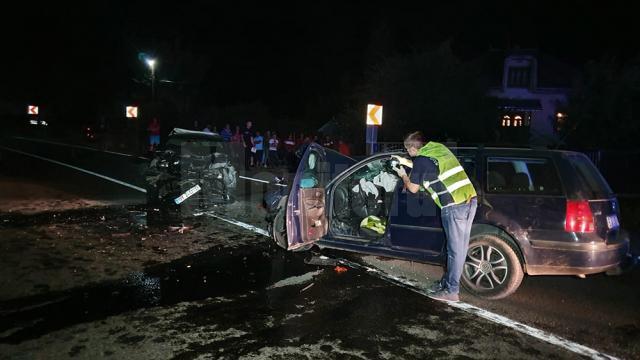 Două persoane au murit, aseară, după ce mașina cu care se deplasau regulamentar a fost lovită în plin