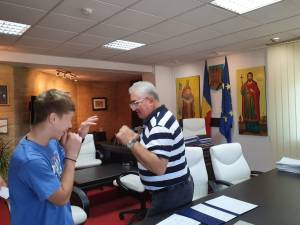 Vicecampionul european la box juniori Cristinel Măzăreanuși antrenorul său, Andu Vornicu, premiați de primarul Sucevei 3