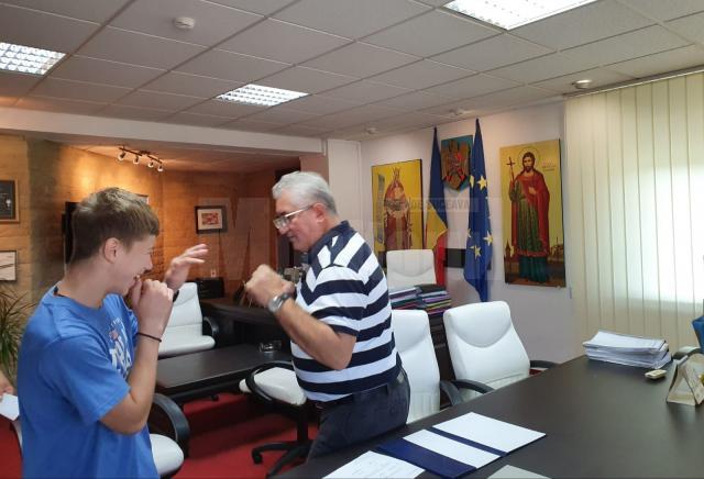 Vicecampionul european la box juniori Cristinel Măzăreanuși antrenorul său, Andu Vornicu, premiați de primarul Sucevei 3
