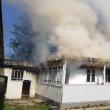 Şi-a incendiat propria casă după ce a aprins focul din sobă cu benzină