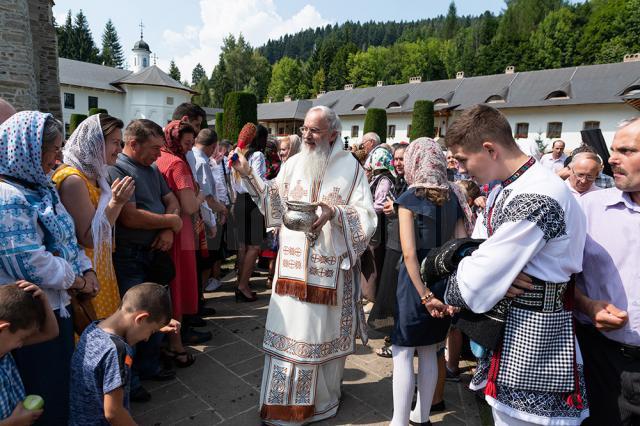 Sute de credincioşi au participat duminică la sărbătorirea a 550 de ani de la sfinţirea Mănăstirii Putna