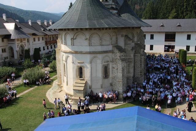 Sute de credincioşi au participat duminică la sărbătorirea a 550 de ani de la sfinţirea Mănăstirii Putna