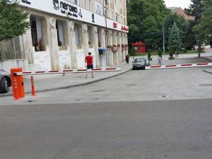 Primăria Suceava, acuzată că a montat ilegal barierele din preajma Palatului Administrativ