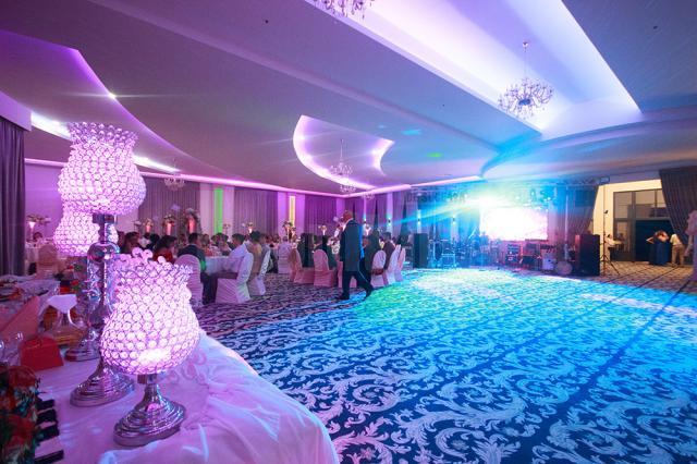 Eleganța clasică se îmbină perfect cu elemente de modernism în sala de evenimente 7 Izvoare, dotată cu un sistem de iluminat performant, care permite selectarea culorilor dorite