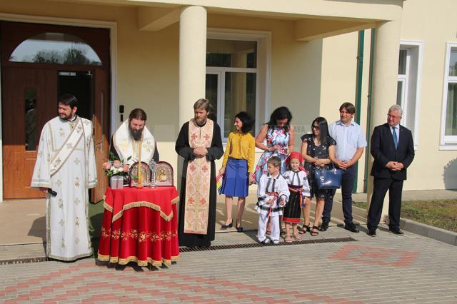 Cu zâmbete pe chip şi bucurie în suflet, zeci de elevi au păşit ieri în Şcoala Primară ”Sf. Ioan cel Nou de la Suceava”