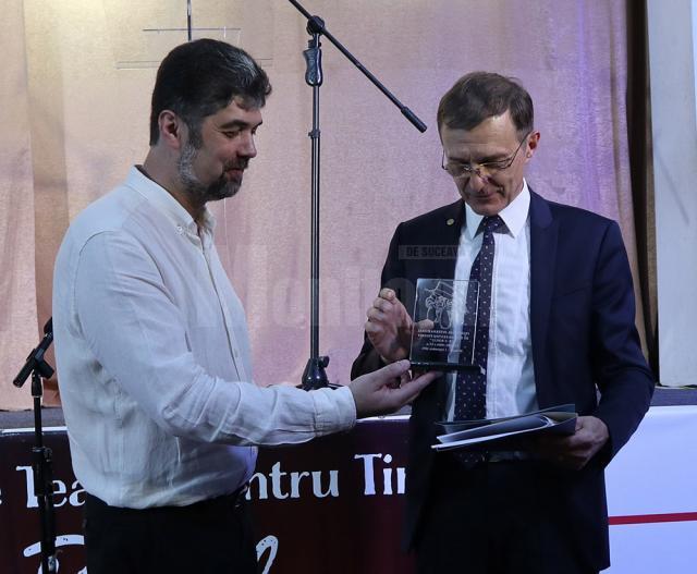 Preşedintele Academiei Române a fost răsplătit cu placheta Festivalului de teatru