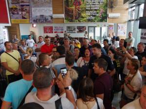 Pasagerii zborului anulat Suceava-Roma refuză să părăsească aeroportul