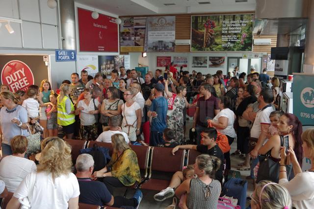 Pasagerii zborului de ieri Suceava-Roma au scandat „Hoții”, „Vrem avion”, „Noi de aici nu plecăm”