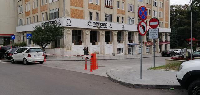 Barierele şi semnele de circulaţie montate în zona Palatului Administrativ