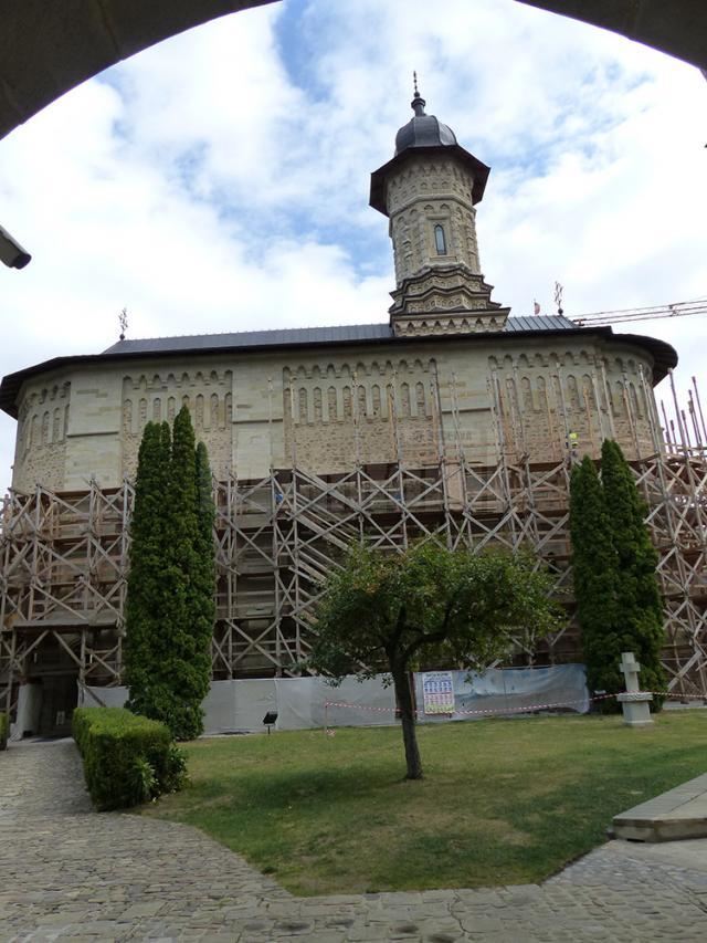 Biserica Mănăstirii Dragomirna, îmbrăcată în noul veșmânt