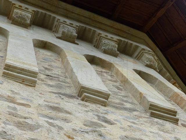 Restaurarea paramentului din piatră al bisericii a constituit principala intervenţie în timpul proiectului