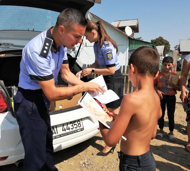 Ghiozdane şi rechizite oferite de poliţişti şi partenerii lor copiilor din familii defavorizate