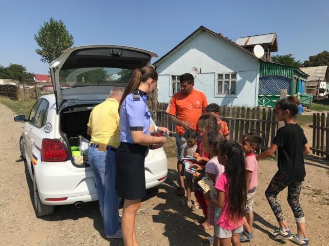 Ghiozdane şi rechizite oferite de poliţişti şi partenerii lor copiilor din familii defavorizate