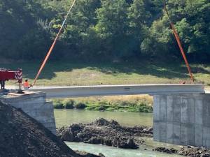 Noul pod peste râul Suceava, pentru realizarea unei rute alternative de circulaţie pentru Calea Unirii, prinde contur