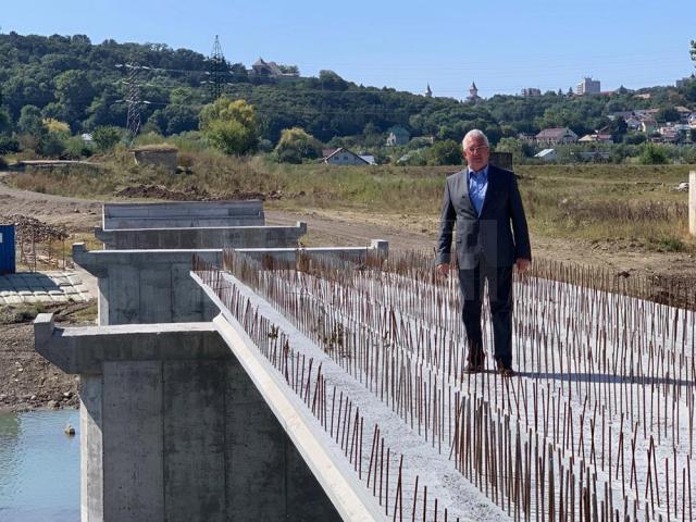 Primarul Ion Lungu a făcut vineri primii pași pe noul pod peste apa Sucevei
