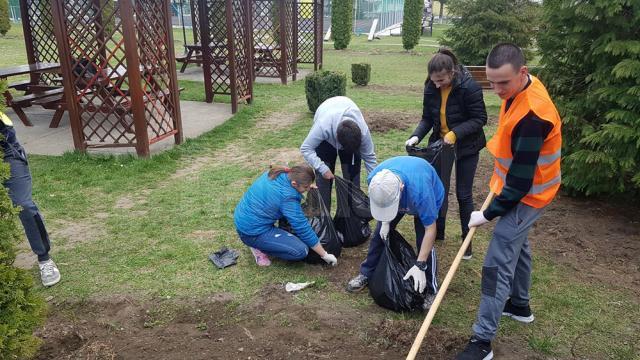 Elevii şi profesorii Liceul Tehnologic Special Bivolărie au dat o nouă „faţă” parcului instituţiei