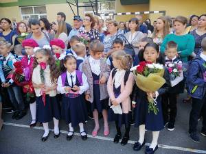 Trandafirii și crizantemele, florile cele mai căutate, în prima zi de școală